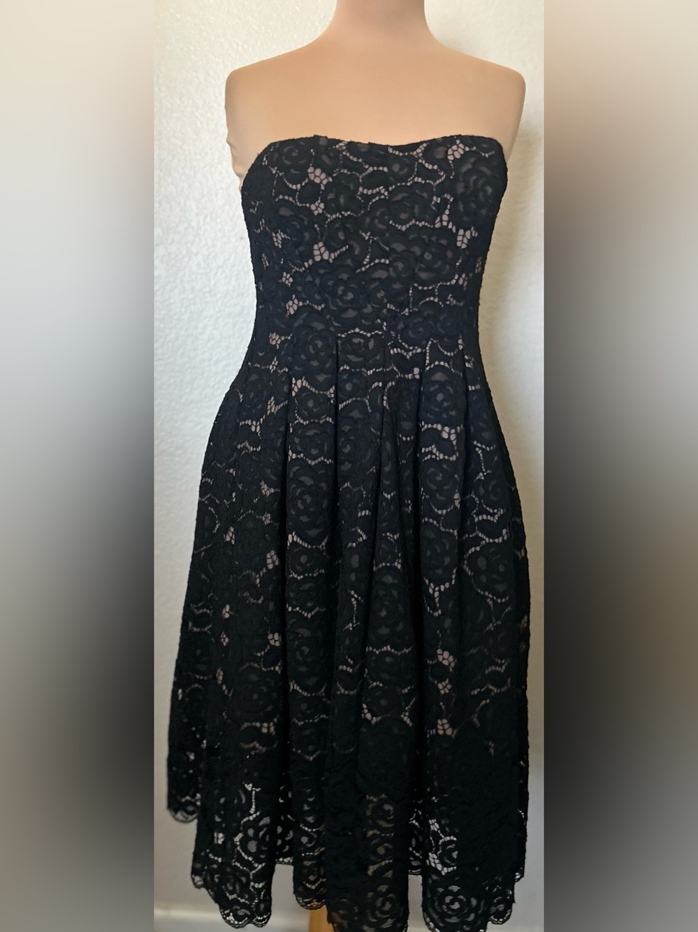 Vera Wang Black Strapless Floral Lace A-Line Dress